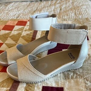 Earth Sandals - white - size 9 - new!